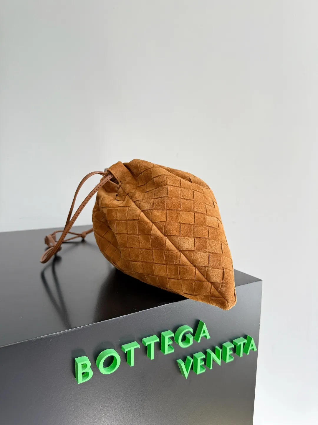 Batch 1560 Armpit bags have become a fashionable item that every girl has in their hands in recent years🛍️. The elegant and simple style has won the love of many people of different ages. However, there is an unavoidable trouble with armpit bags, that is, the capacity is too small, and BOTTEGA VENETA’s new Dustbag Considering people's travel needs, the capacity of garbage bags has been greatly upgraded. Folding umbrellas, water cups, and girls' makeup powder and lipstick can all be accommodated. It is very light and resistant to dirt. Even if you have a lot of things when traveling, it can reduce the burden to a certain extent. The shoulder straps are buckled and can be changed at will. It can be used for hand holding or as the liner of a large bag. After the drawstring is drawn, it looks like a cloud bag. It is very suitable for concave styling when traveling in summer🙋🏻‍♀️ Style number: 796728 Size: 32*23*1cm